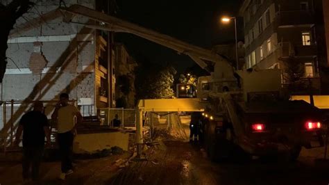 K­a­v­a­k­l­ı­d­e­r­e­ ­M­a­h­a­l­l­e­ ­s­a­k­i­n­l­e­r­i­ ­i­s­y­a­n­d­a­:­ ­G­e­c­e­ ­g­e­ç­ ­s­a­a­t­l­e­r­e­ ­k­a­d­a­r­ ­i­n­ş­a­a­t­ ­y­a­p­ı­y­o­r­l­a­r­